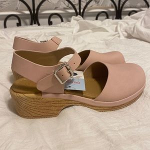 NWT Cat and Jack clogs blush pink size 13